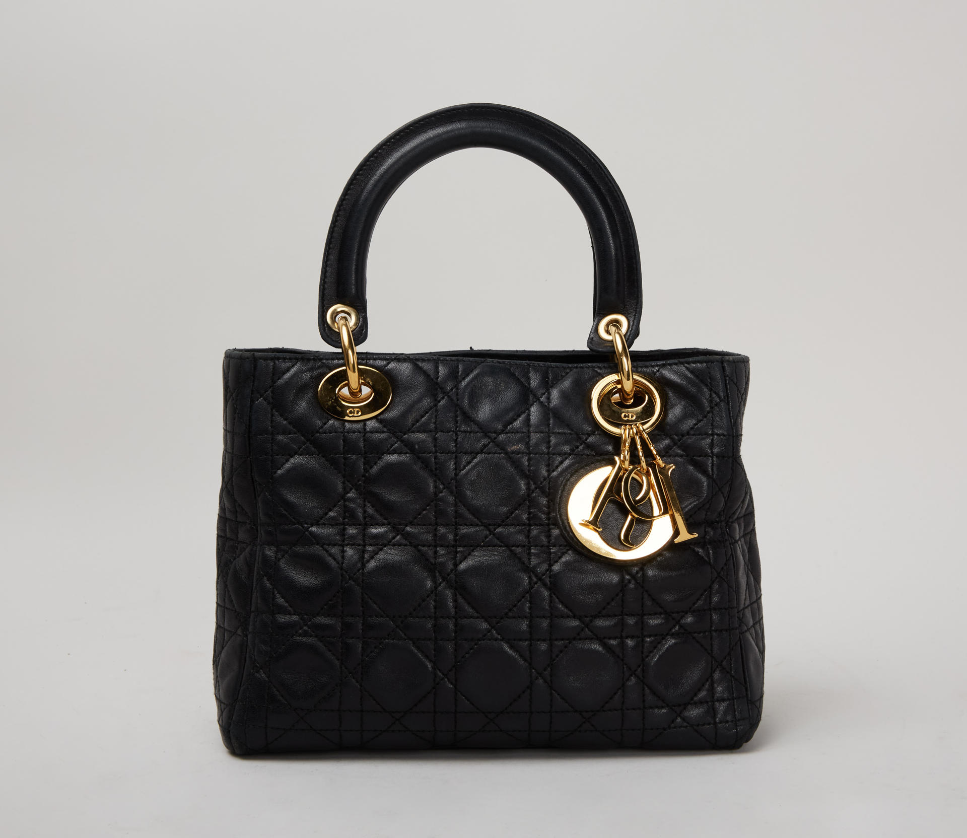 Fotografía cedida por Julien's donde se muestra un bolso de piel de cordero de la marca Dior que forma parte del armario de la princesa Diana de Gales que sale para la subasta de moda 'Princess Diana's Style & A Royal Collection' ('El estilo de la princesa Diana y una colección real'). EFE/Julien's
