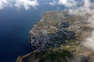 Imagen de archivo de una vista aérea de la isla de Santorini el pasado mes de febrero.) EFE/EPA/ORESTIS PANAGIOTOU