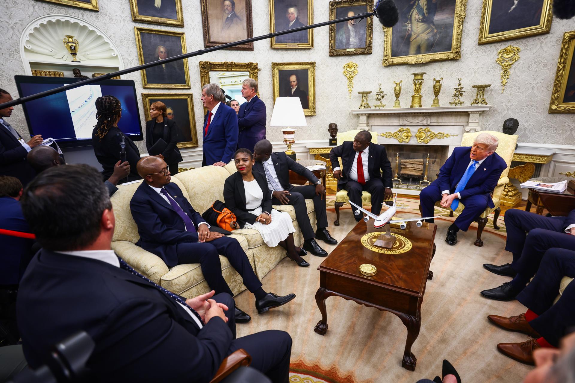 El mandatario estadounidense, Donald Trump (d), junto a su homólogo sudafricano, Cyril Ramaphosa (i) durante una reunión en la Casa Blanca en Washington (EE.UU.). . EFE/Jim Lo Scanzo