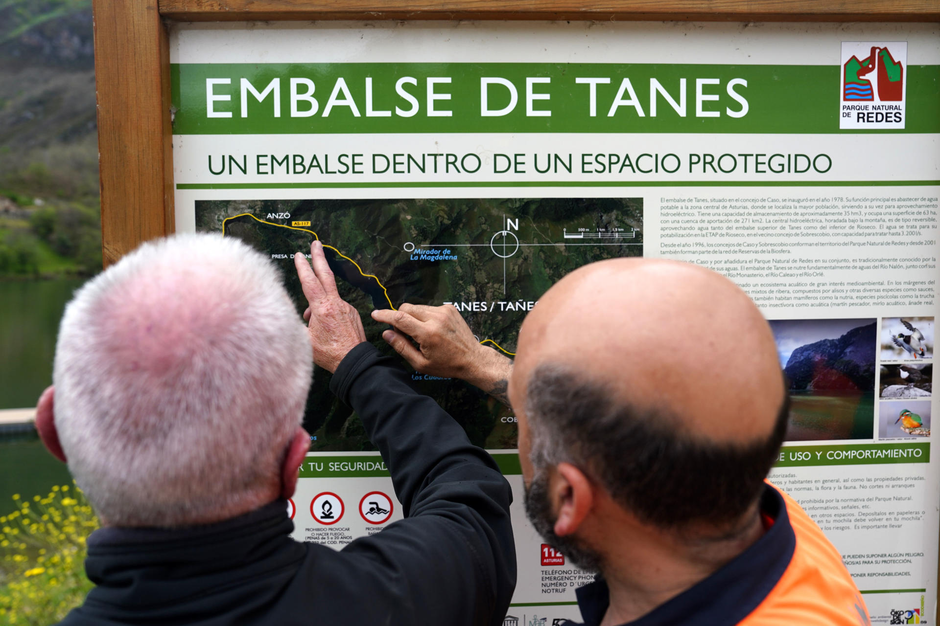 Técnicos del Principado tras el accidente sufrido por un helicóptero del Servicio de Emergencias del Principado. EFE/Paco Paredes