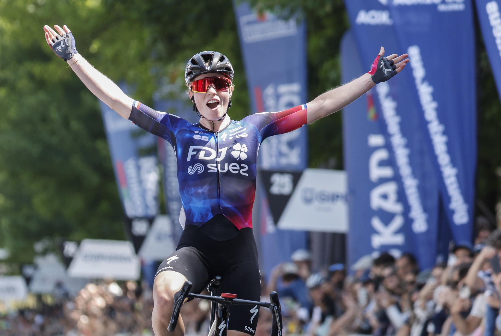 La ciclista del equipo FDJ Suez, Demi Vollering, de los Países Bajos, gana la tercera y última etapa del Itzulia femenino (Vuelta al País Vasco) en San Sebastián, España. EFE/Javier Etxezarreta