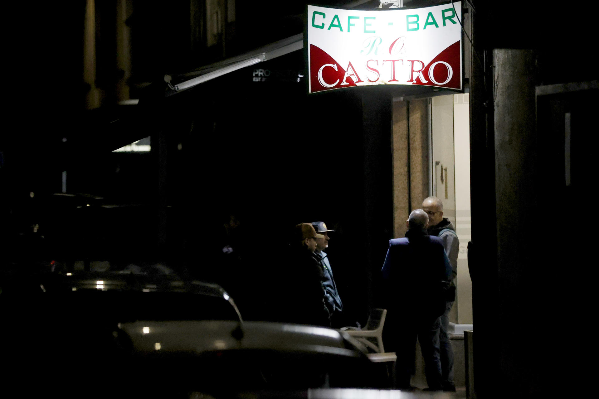 Imagen del 04/12/24.- Un hombre fallecía en Carballo (A Coruña) cuando unos encapuchados entraron a un establecimiento hostelero del municipio en el que se encontraba y dispararon. En la imagen, operativo policial en el bar R.O. Castro, lugar del suceso. EFE/Cabalar