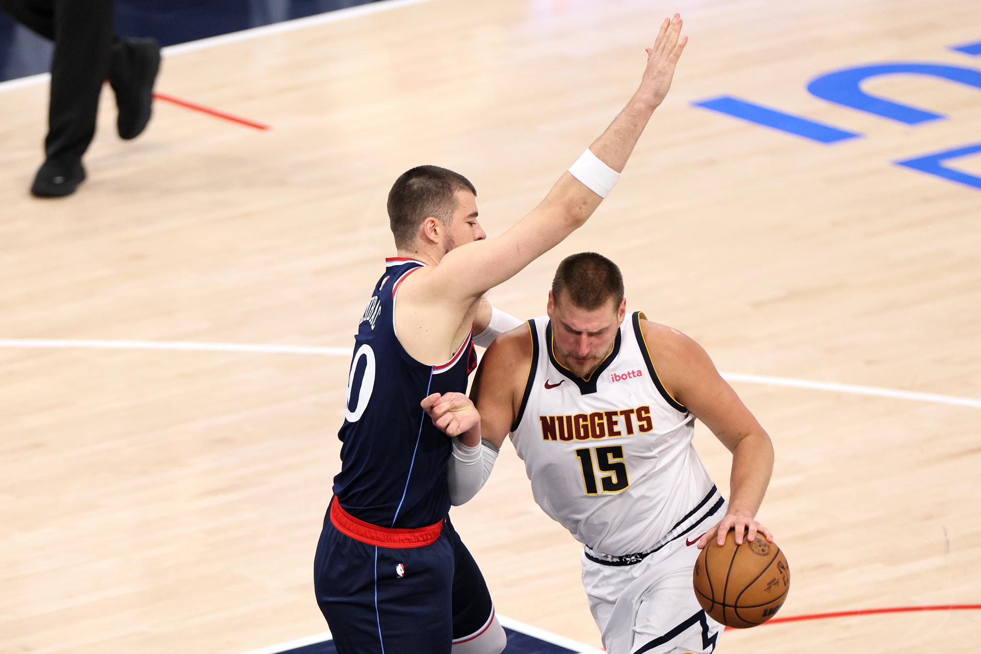 Nikola Jokic (D) de los Denver Nuggets, conduce hacia la canasta durante la segunda mitad del sexto partido de la primera ronda de los playoffs de la NBA entre los Denver Nuggets y Los Angeles Clippers en Los Ángeles, California, EE.UU.EFE/EPA/ALLISON DINNER
