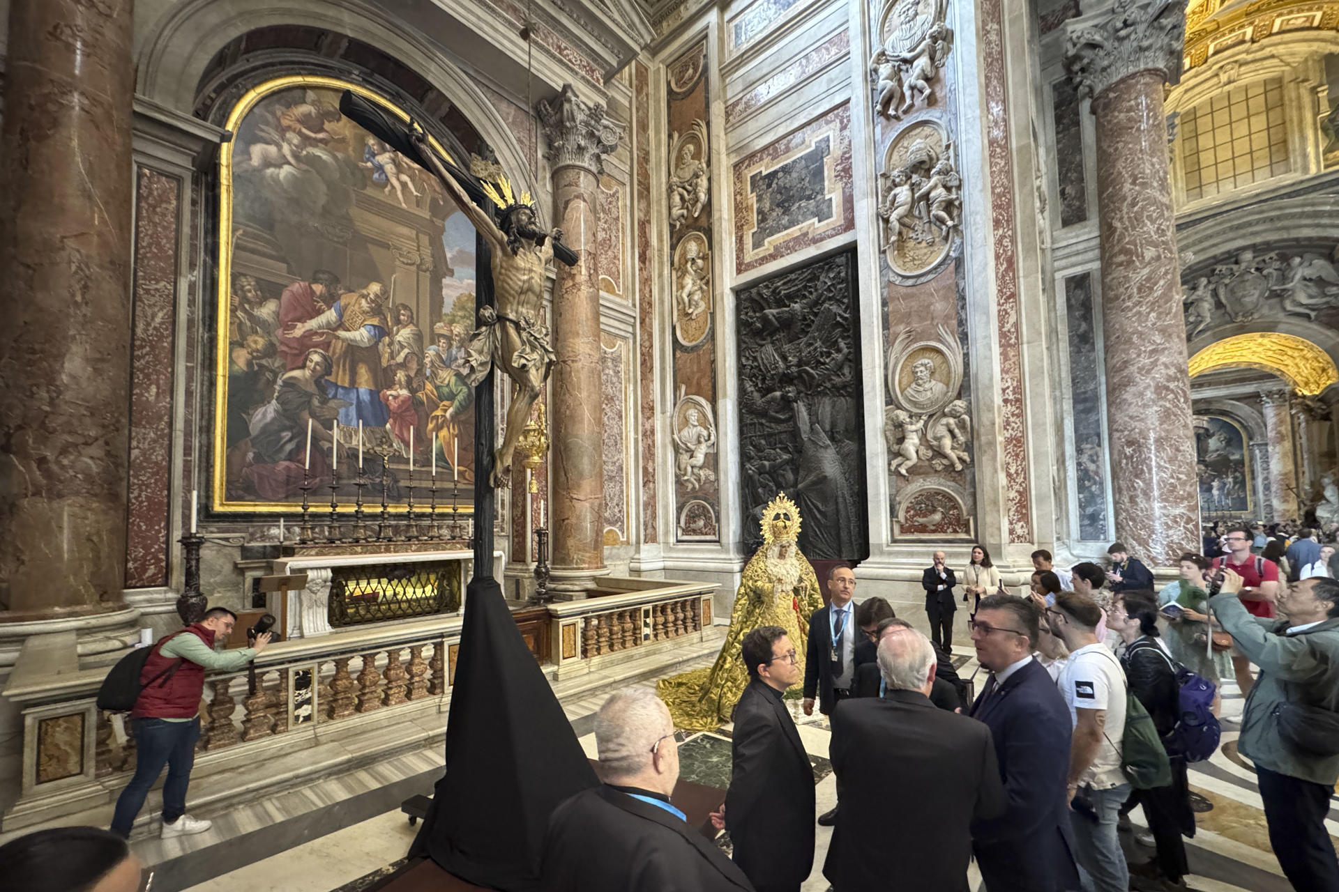 La ciudad de Roma se prepara para la procesión de las imágenes del cristo de la Expiración, ‘El Cachorro’, de Sevilla; la virgen de la Esperanza de Málaga, y el Nazareno de León que el próximo sábado recorrerá la ciudad pasando por algunos monumentos tan emblemáticos como el Coliseo.EFE/ Daniel Cáceres