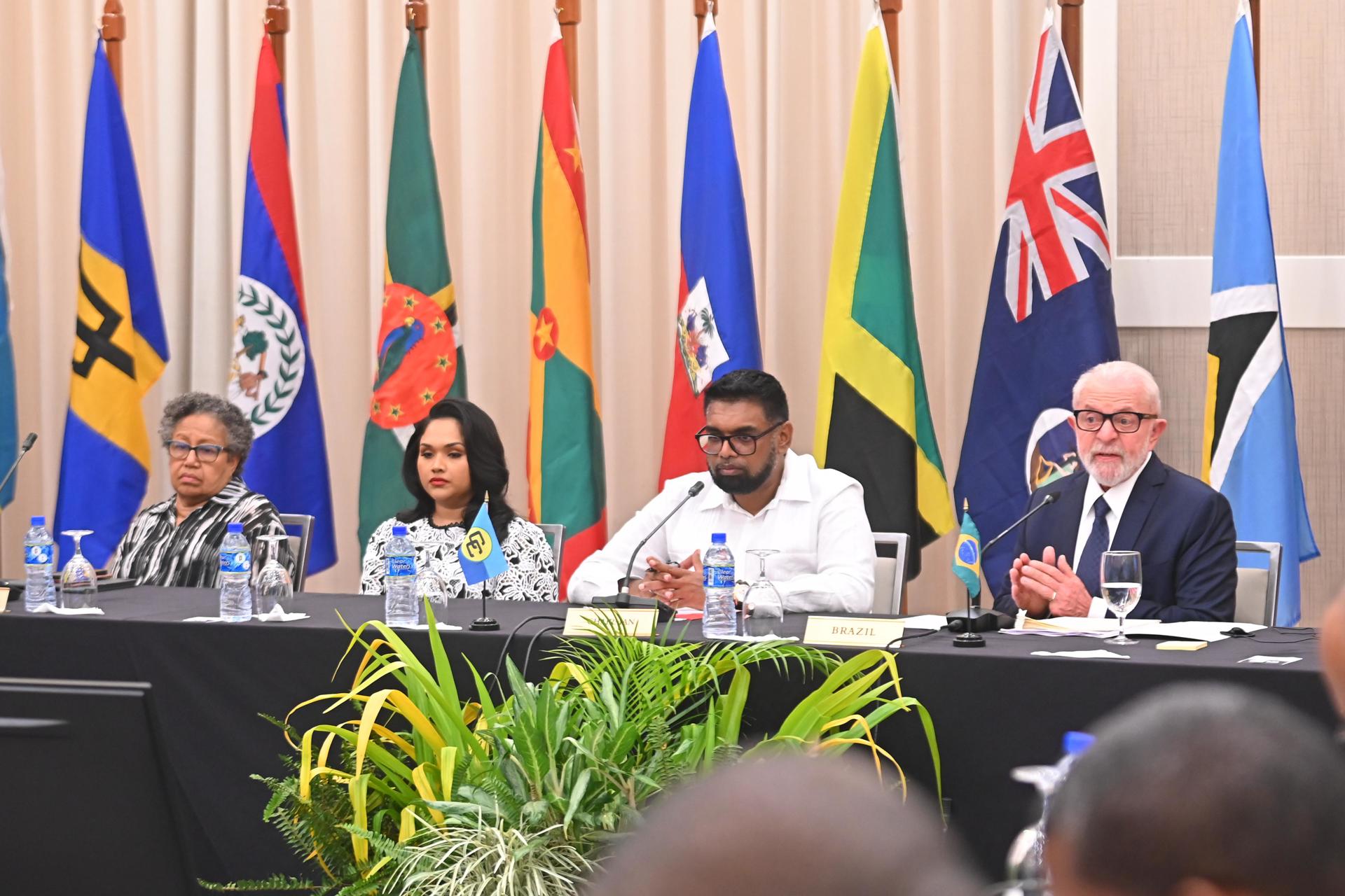 Imagen de archivo del presidente brasileño, Luiz Inácio Lula da Silva (d), durante la pasada cumbre de la Comunidad del Caribe (Caricom). EFE/ Nazima Raghubir