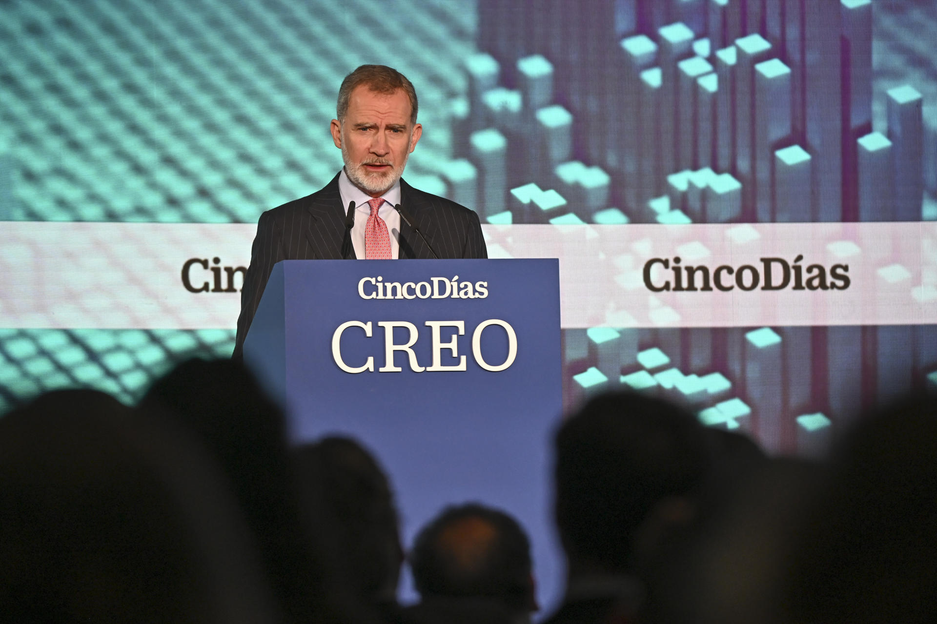 El rey Felipe preside la clausura la II edición de las jornadas del foro económico CREO, impulsado por el diario Cinco Días, que busca resaltar el papel de las empresas españolas en la transformación social y el progreso, este jueves en Madrid.- EFE/ Fernando Villar