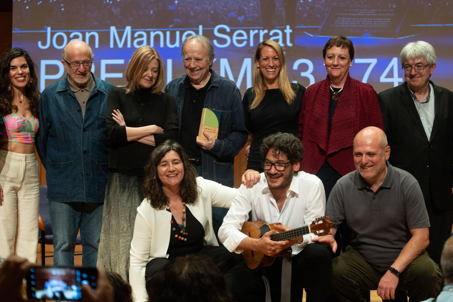 El músico y cantautor Joan Manuel Serrat (4i) tras recibir el Premio KM 13.774, por su contribución a la conexión cultural entre Cataluña y América, destacando la música como puente entre continentes, hoy martes en la Casa Amèrica Catalunya de Barcelona. EFE/Marta Pérez.