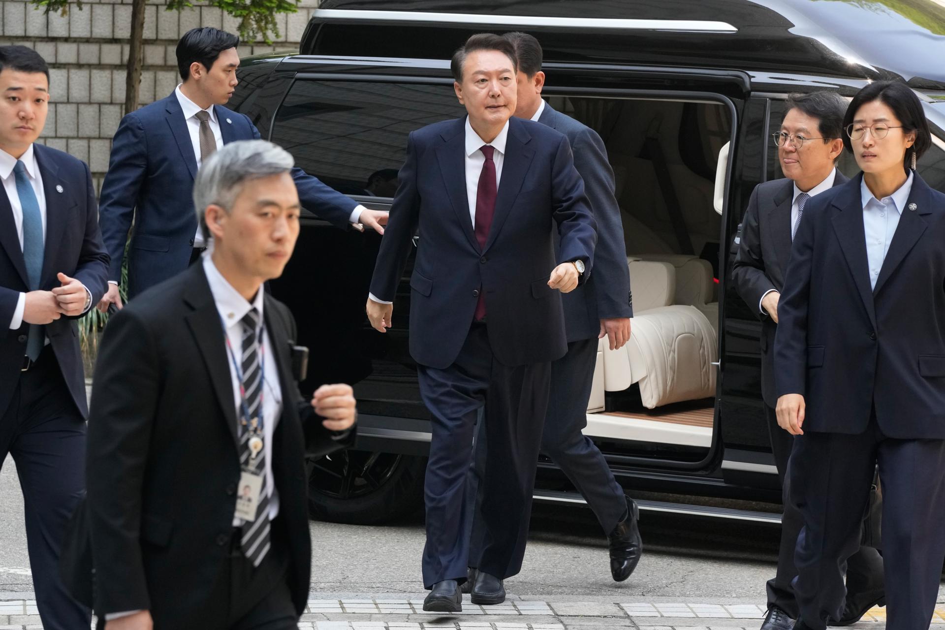 El expresidente de Corea del Sur, Yoon Suk Yeol (c), quien enfrenta cargos de orquestar una rebelión cuando declaró la ley marcial el 3 de diciembre de 2024, llega para asistir a su juicio en el Tribunal del Distrito Central de Seúl en Seúl, Corea del Sur. EFE/EPA/AHN YOUNG-JOON / POOL PHOTO