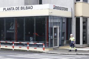 Bridgestone Basauri vuelve este lunes a la normalidad mientras los sindicatos se reúnen con la empresa para trasladar el resultado del referéndum en el que los trabajadores de las plantas de Basauri (Bizkaia) y Puente San Miguel (Cantabria) han aprobado la última propuesta de la compañía, que reduce el número de despidos de los 546 inicialmente planteados a 420. EFE/ Miguel Toña