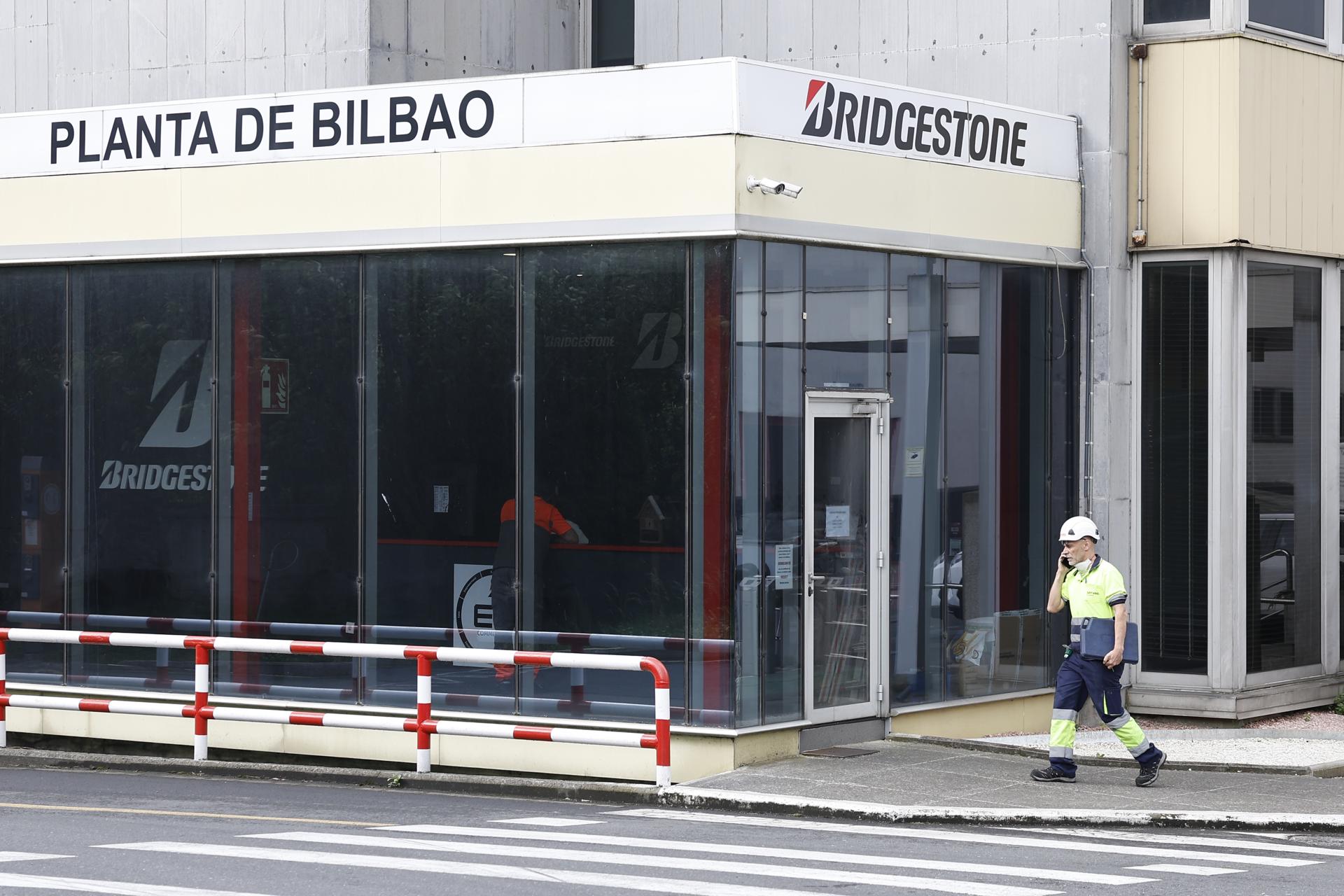 Bridgestone Basauri vuelve este lunes a la normalidad mientras los sindicatos se reúnen con la empresa para trasladar el resultado del referéndum en el que los trabajadores de las plantas de Basauri (Bizkaia) y Puente San Miguel (Cantabria) han aprobado la última propuesta de la compañía, que reduce el número de despidos de los 546 inicialmente planteados a 420. EFE/ Miguel Toña