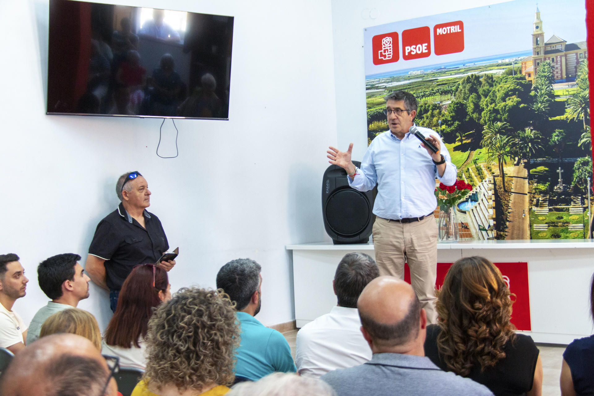 El portavoz socialista en el Congreso , Patxi López, en un acto en la sede del PSOE en Motril, en el que se han abordado los retos del socialismo en el siglo XXI. EFE/Alba Freixas

