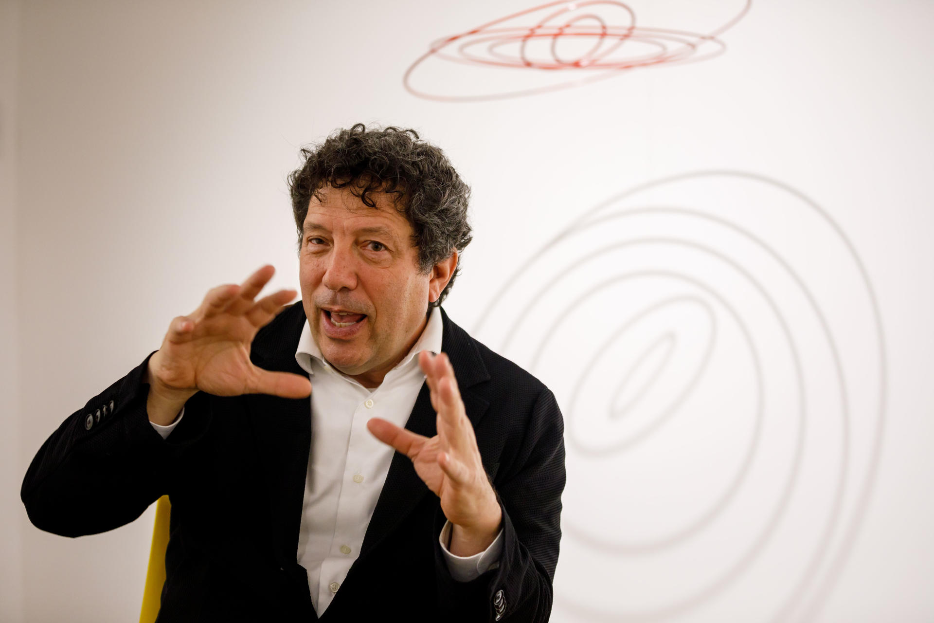 El artista venezolano Elías Crespín habla durante una entrevista con EFE este miércoles, durante su exposición 'CONTINUUM' en Caracas (Venezuela). EFE/ Miguel Gutiérrez