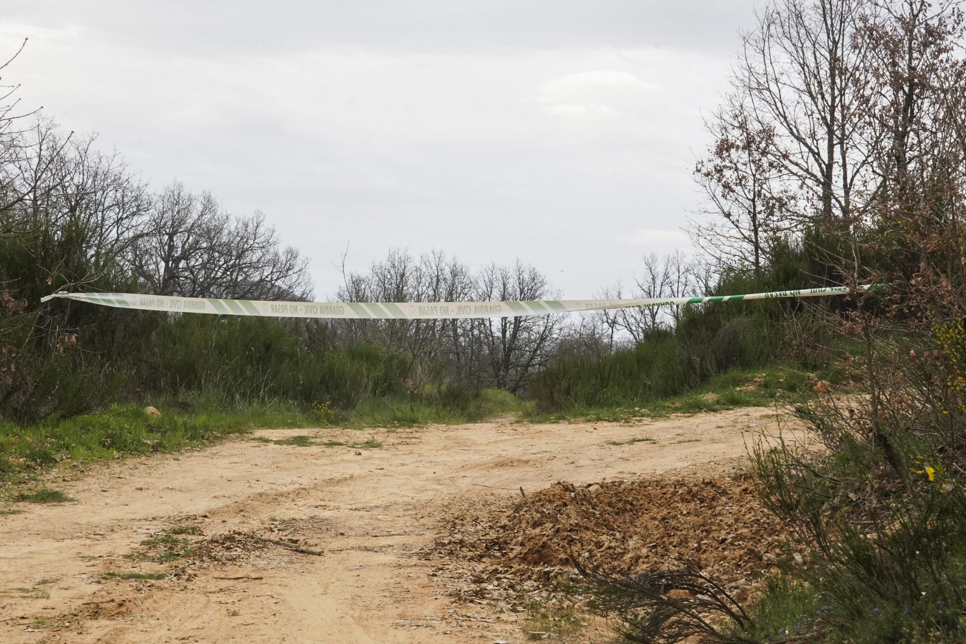 Un hombre ha confesado este miércoles en el cuartel de la Guardia Civil de Armunia (León) que ha matado a otro, tras lo que los agentes han hallado el cadáver y han detenido al supuesto autor del crimen, han informado fuentes de la Subdelegación del Gobierno. El cuerpo sin vida ha sido encontrado esta tarde en Sorribos de Alba, perteneciente al municipio de La Robla (León), y la investigación se encuentra abierta para esclarecer los hechos, han precisado dichas fuentes. EFE/ J. Casares