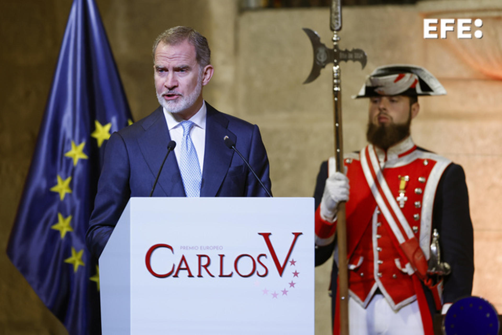 El rey Felipe VI pronuncia un discurso durante el acto en el que el exvicepresidente de la Comisión Europea y Alto Representante para la Política Exterior y de Seguridad de la UE y expresidente del Parlamento Europeo, Josep Borrell (no visible en la foto), ha recibido el Premio Europeo Carlos V, en Cuacos de Yuste (Badajoz) este viernes. EFE/ Mariscal