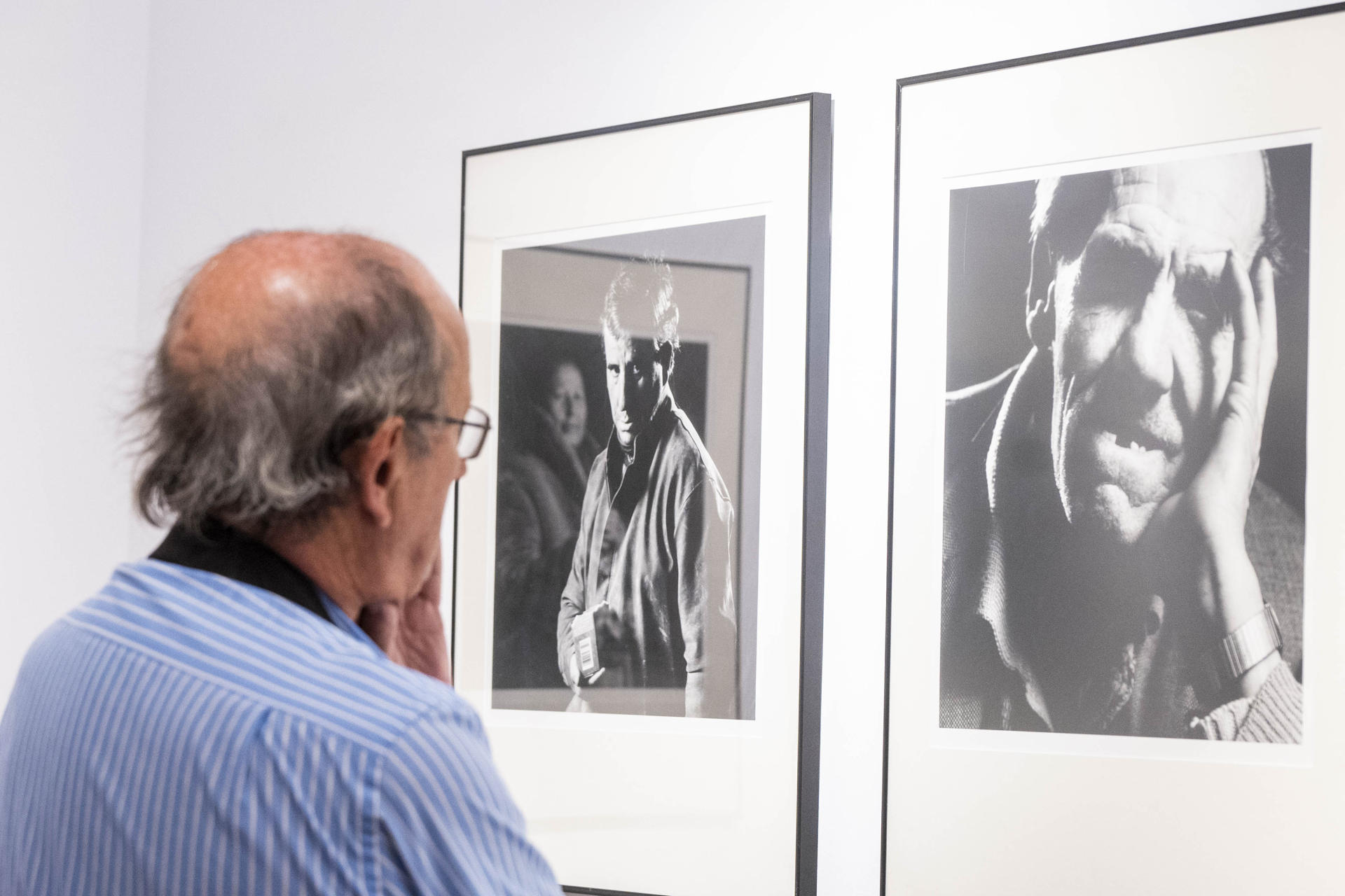 Sala de exposiciones Corrala de Santiago donde se muestra las imágenes del fotógrafo Juan Ferreras. Músicos callejeros, limpiabotas, sintecho, indigentes, mimos y otros tantos habituales del imaginario urbano de cualquier gran ciudad conforman 'Los honorables', una exposición del fotoperiodista Juan Ferreras que ha sido reinaugurada en Granada más de 25 años después de su estreno. EFE/ Miguel Angel Molina