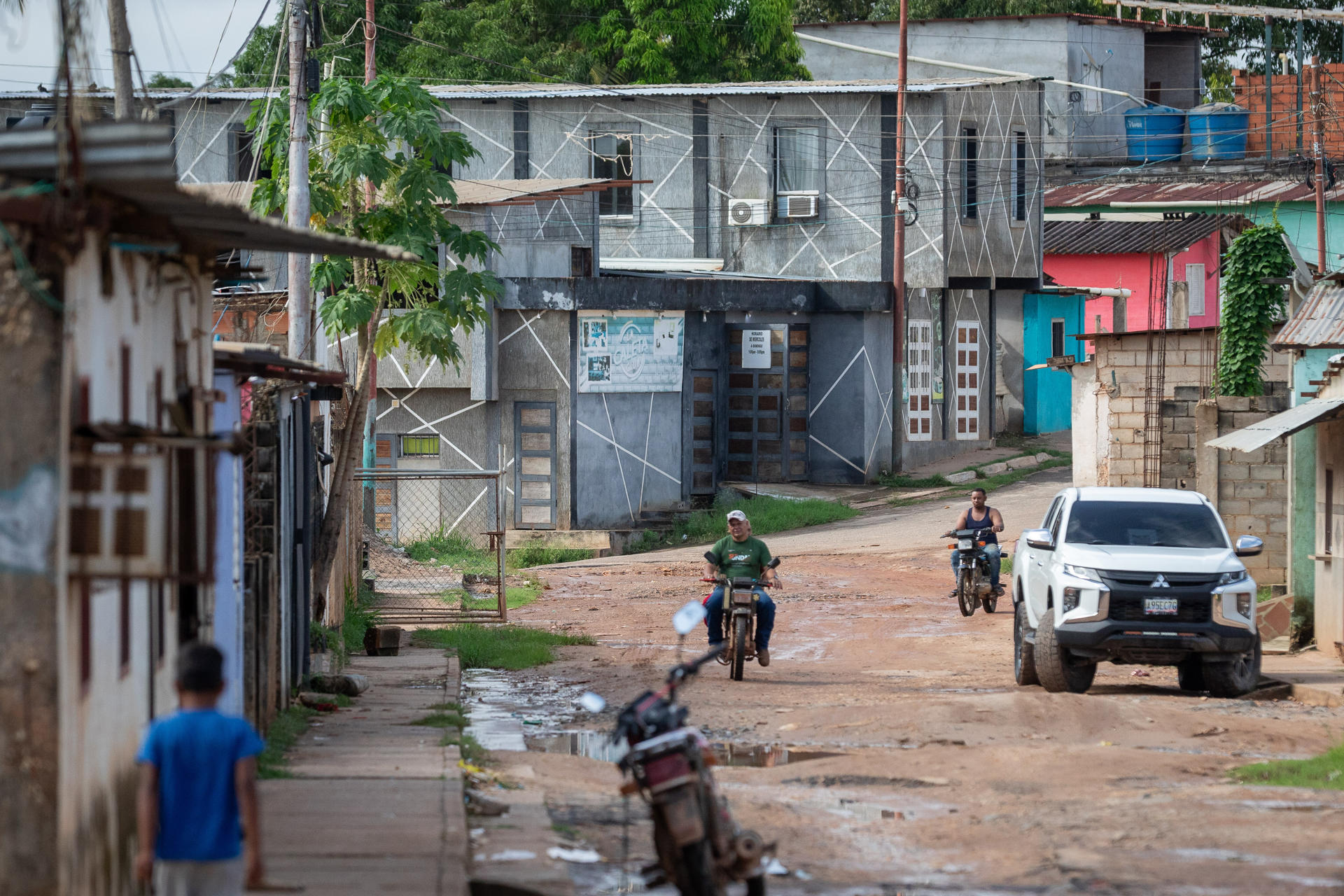 Personas transitan por una calle en Dalla Costa, municipio Sifontes del estado Bolívar (Venezuela). EFE/ Rayner Peña R