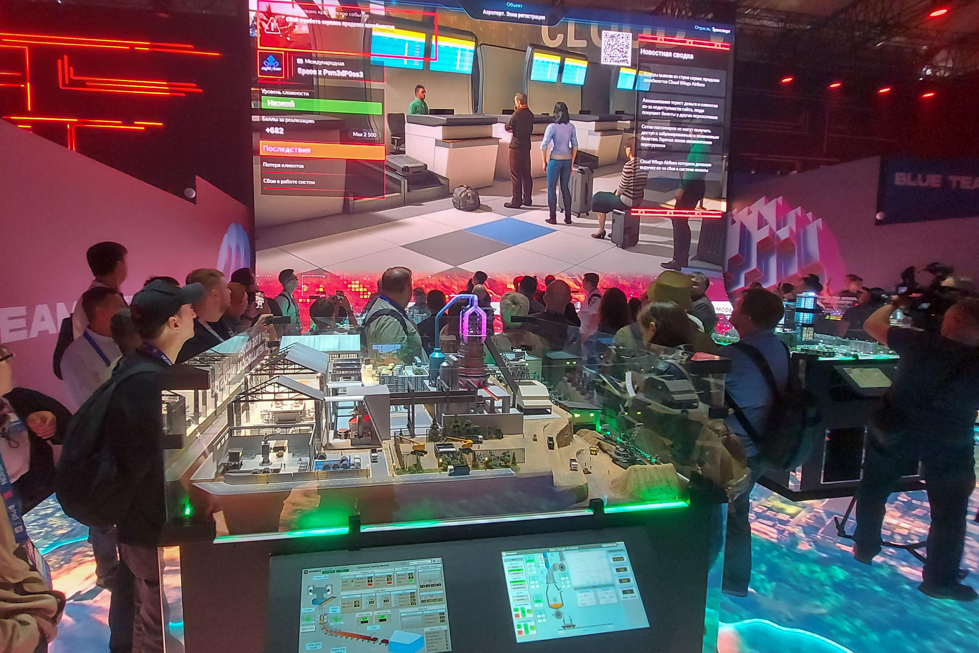Vista del festival de ciberseguridad 'Positive Hack Days Fest' este jueves en Moscú, que reserva en el estadio Luzhnikí un espacio especial a 'Standoff', un verdadero campo de batalla entre 31 equipos atacantes (rojos) y 13 equipos defensores (azules), integrados por un máximo de diez personas cada uno. "Hackers" rusos y de otros países protagonizan estos días en un festival de ciberseguridad en Moscú una encarnizada batalla informática con el fin de blanquear la imagen de este controvertido oficio y descubrir vulnerabilidades de seguridad.-EFE/ Fernando Salcines