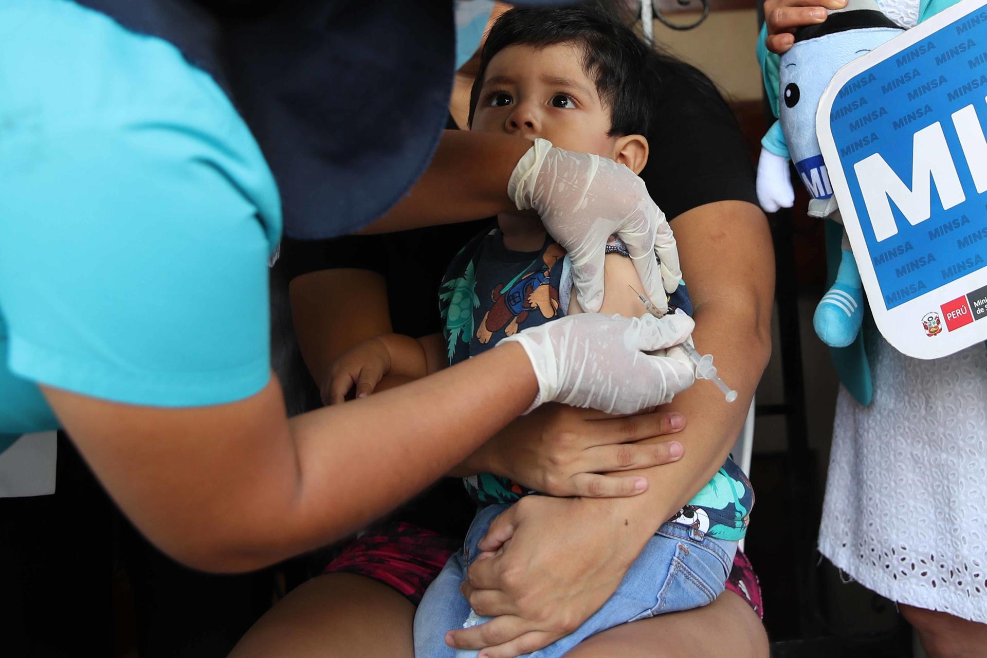 Fotografía de archivo que muestra a un niño recibiendo una vacuna contra el sarampión en Lima (Perú). EFE/ Paolo Aguilar