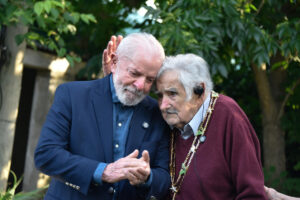 El expresidente de Uruguay José Mujica abraza al presidente de Brasil, Luiz Inácio Lula da Silva, el 5 de diciembre de 2024 en Montevideo (Uruguay). EFE/ Federico Gutiérrez