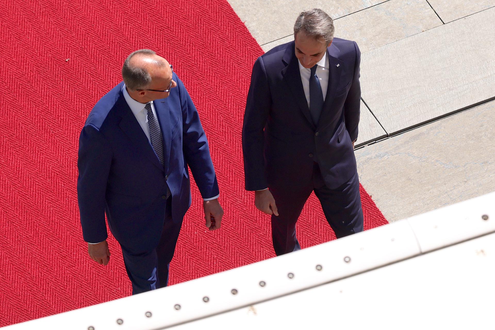 El canciller alemán Friedrich Merz (I) y el primer ministro griego Kyriakos Mitsotakis (D) revisan la guardia de honor durante una ceremonia de bienvenida en la cancillería en Berlín, Alemania, 13 de mayo de 2025. (Alemania, Grecia) EFE/EPA/HANNIBAL HANSCHKE
```