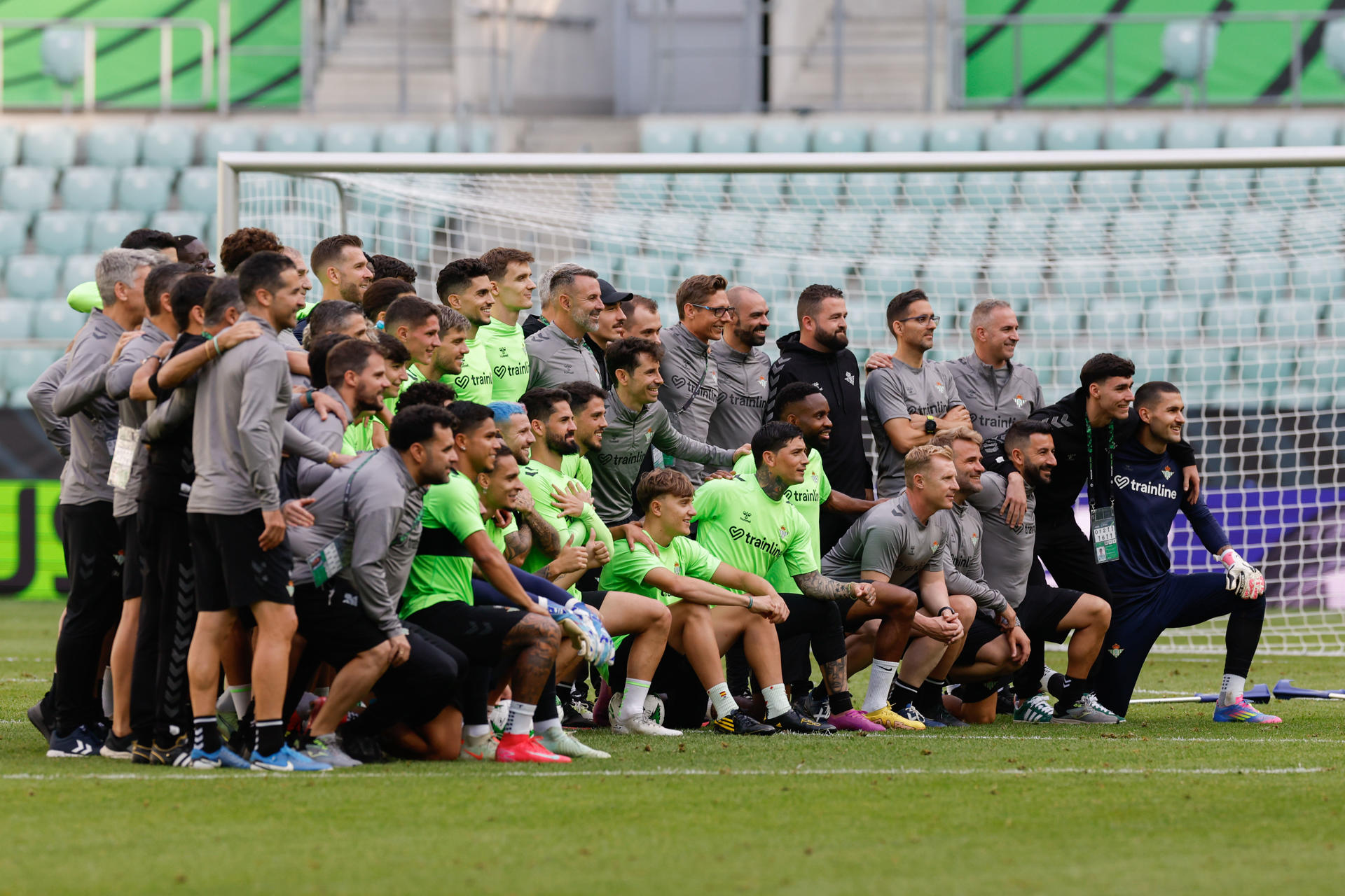 La plantilla y el cuerpo técnico del Betis posan durante el entrenamiento celebrado este martes en el Estadio Municipal de Breslavia, Polonia, en la víspera antes de medirse el miércoles al Chelsea inglés en la final de la Liga Conferencia.-EFE/ Julio Muñoz