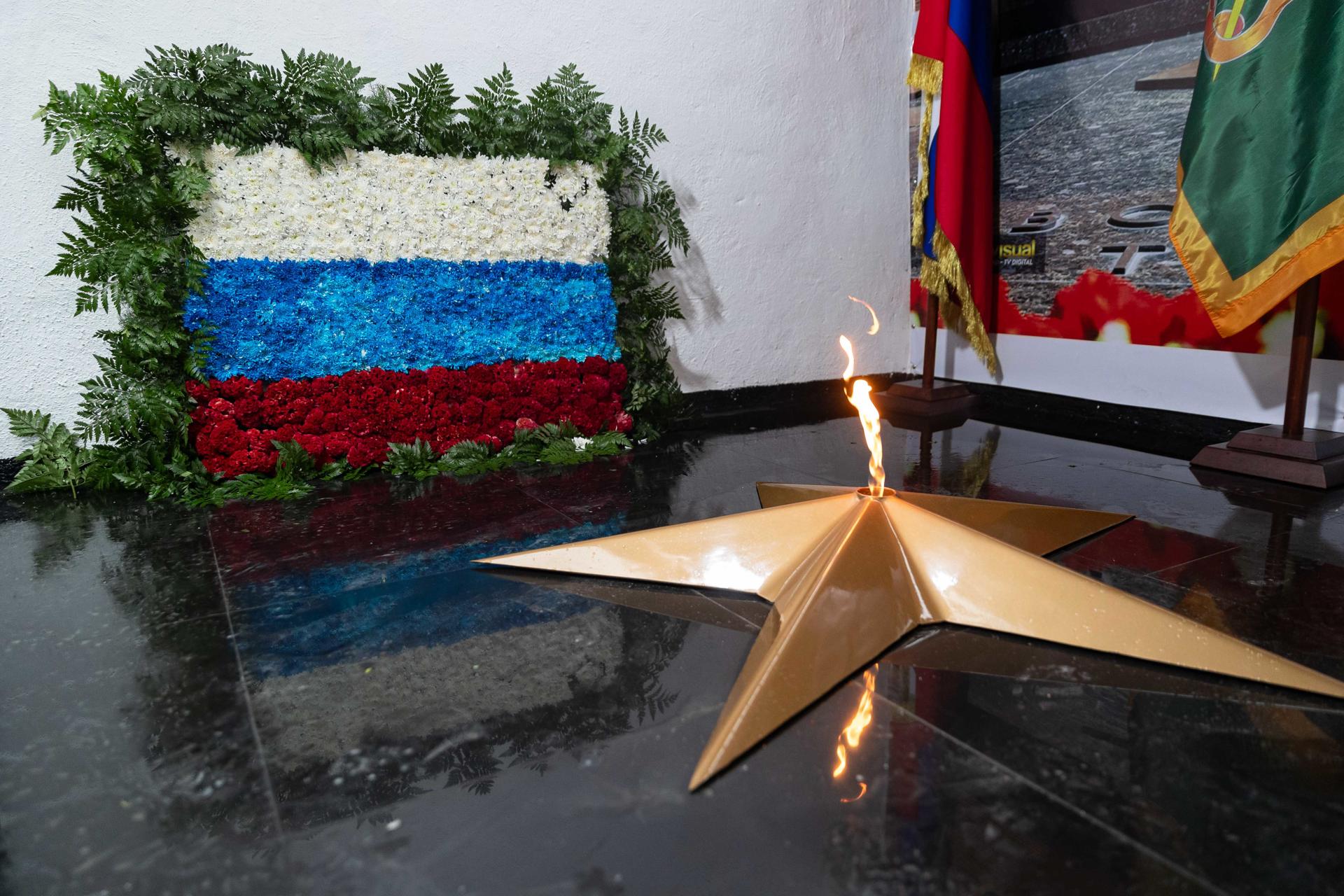 Fotografía donde se observa una bandera de Rusia en un mausoleo este jueves, en Caracas (Venezuela). EFE/ Ronald Pena R