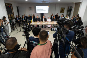 Monseñor Raul Biord Castillo (c) habla durante una rueda de prensa este miércoles, en Caracas (Venezuela). EFE/ Ronald Peña R.