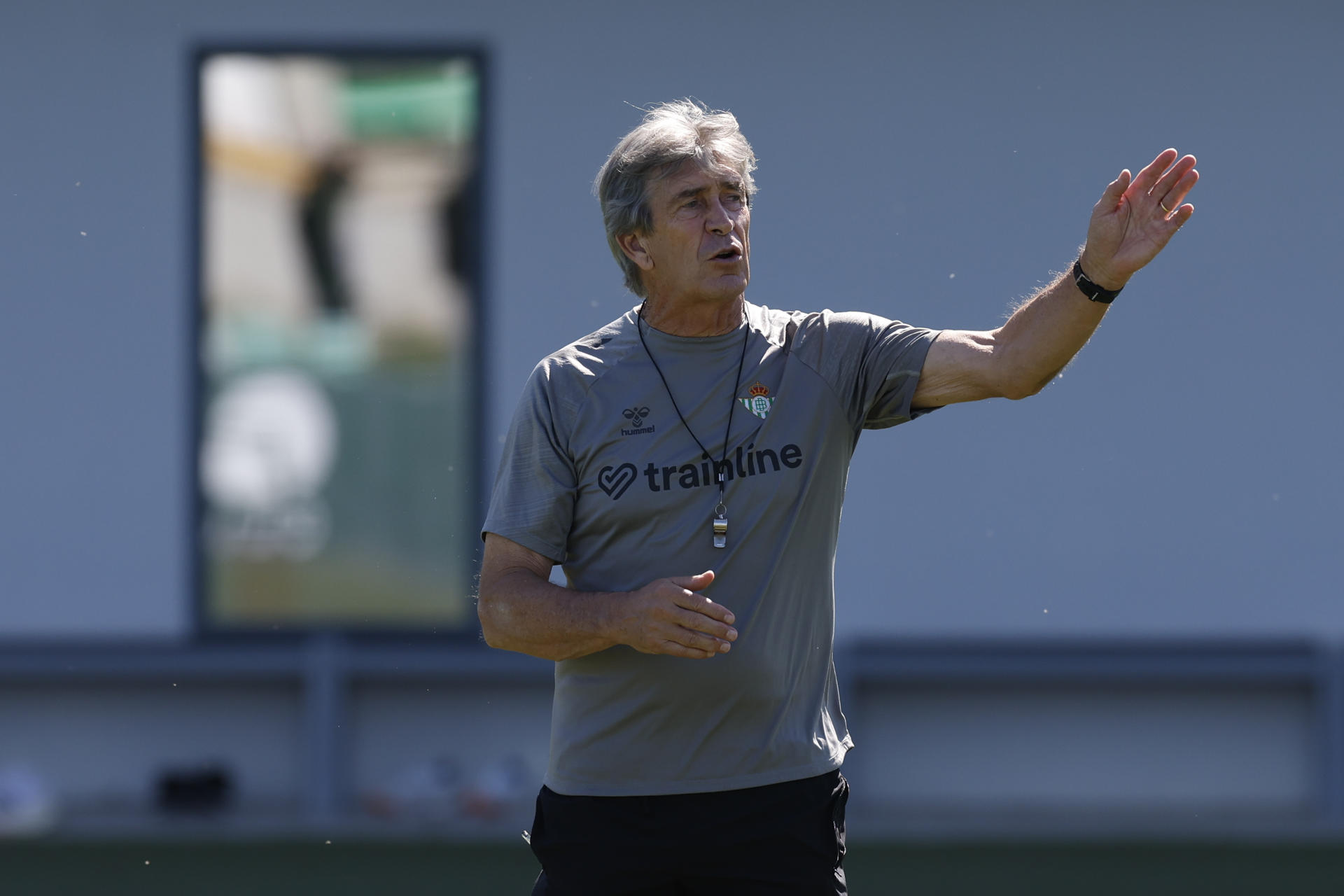 El entrenador del Real Betis, Manuel Pellegrini (c), durante el entrenamiento de la plantilla realizado, en una jornada de puertas abiertas a los medios, con motivo de la final de la Liga Conferencia del 28 de mayo que disputará ante el Chelsea inglés en Breslavia (Polonia), este miércoles en la Ciudad Deportiva Luis del Sol en Sevilla. EFE/Julio Muñoz