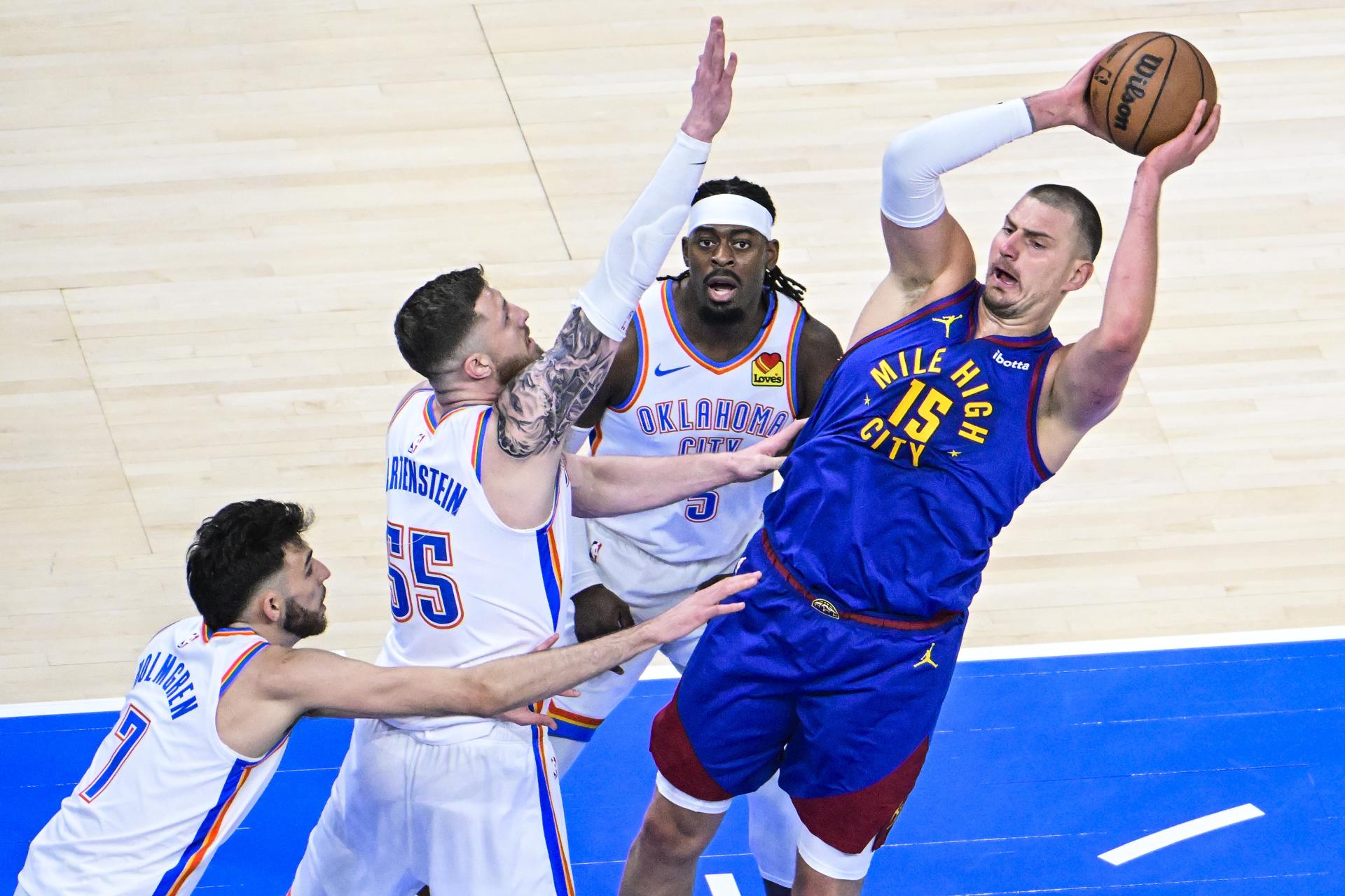 El pívot de los Denver Nuggets Nikola Jokic (D) intenta pasar el balón frente a la defensa del pívot Isaiah Hartenstein (2-I) y el alero Chet Holmgren (I), de Oklahoma City Thunder. EFE/EPA/GERALD LEONG SHUTTERSTOCK OUT