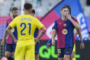 El centrocampista del Barcelona Fermín López (d) celebra el segundo gol de su equipo, durante el encuentro de la jornada 37 de LaLiga entre FC Barcelona y Villarreal CF disputado este domingo en el Estadio Olímpico de Montjuic. EFE/ Enric Fontcuberta