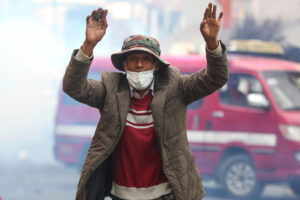 Un seguidor del expresidente Evo Morales (2006-2019) reacciona durante una manifestación este jueves, en La Paz (Bolivia). EFE/Luis Gandarillas