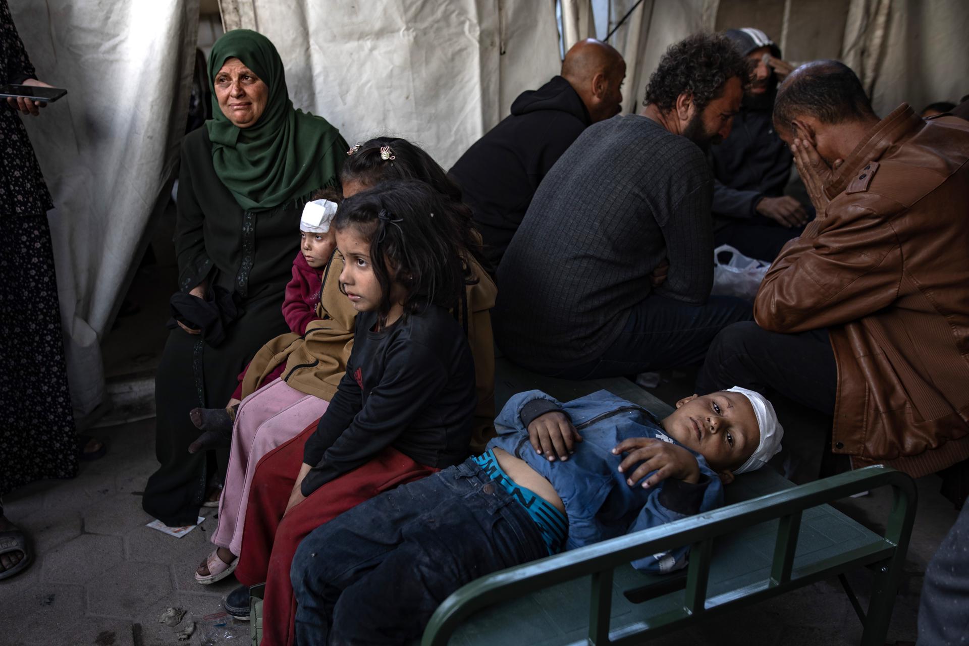 Imagen de archivo de palestinos heridos en un ataque aéreo israelí, en el Hospital Al-Ahli en Gaza. EFE/EPA/HAITHAM IMAD