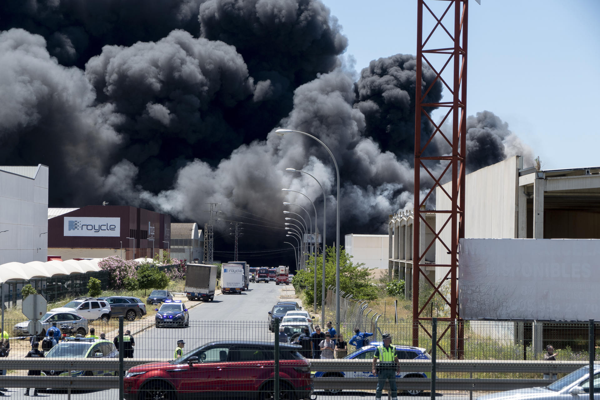 Varias unidades de bomberos trabajan en las labores de extinción de un incendio en una nave de productos químicos en Alcalá de Guadaíra (Sevilla) tras producirse una explosión poco antes de las 13.30 horas.EFE/David Arjona