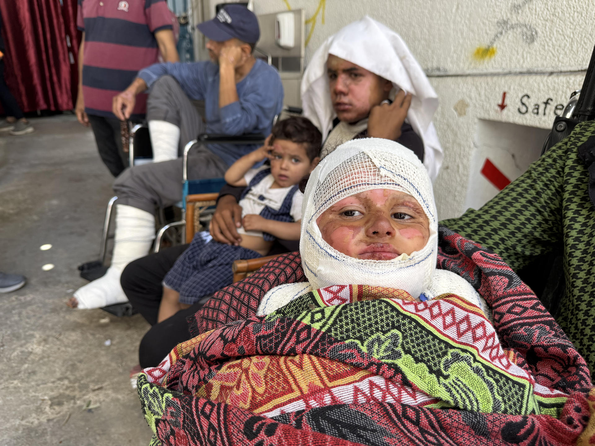 Agotados y bajo presión tras 600 días de ofensiva israelí en Gaza, los médicos de la Franja trabajan día y noche para atender a los cientos de heridos que se agolpan en hospitales y clínicas. EFE/ Ahmad Awad