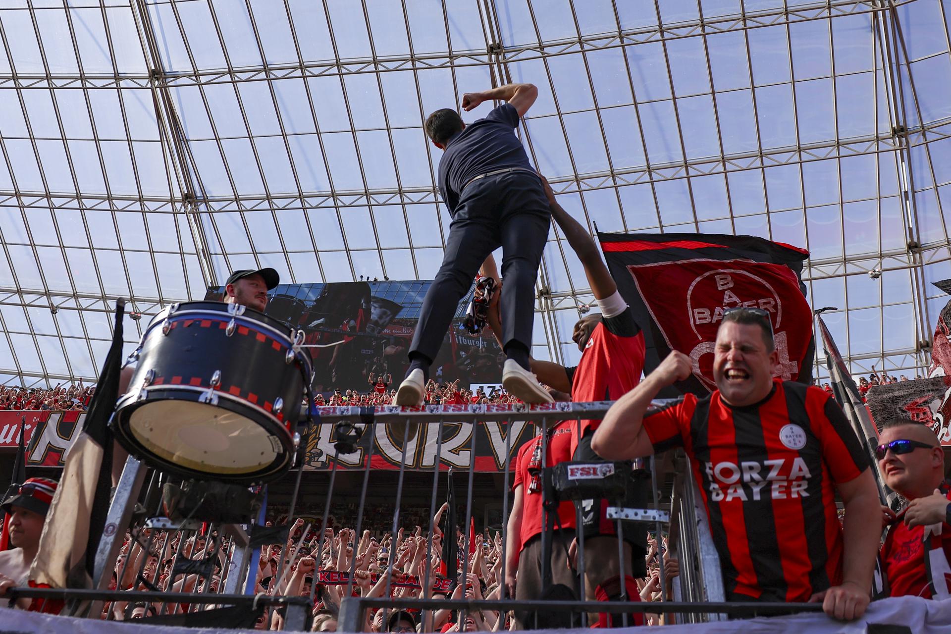 Xabi Alonso se sube a la grada en Leverkusen. EFE/EPA/CHRISTOPHER NEUNDORF.