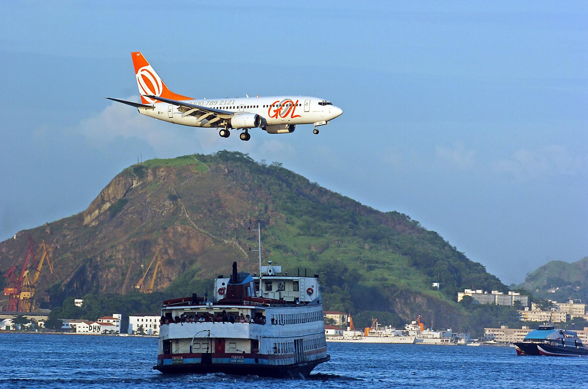 Fotografía de archivo en donde se ve un avión de la aerolínea brasileña Gol. EFE/Marcelo Sayão