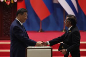 El presidente chino, Xi Jinping (I), saluda a su homólogo colombiano, Gustavo Petro (D), durante la ceremonia de apertura de la Cuarta reunión ministerial del Foro de China y la Comunidad de Estados Latinoamericanos y Caribeños (CELAC), en Pekín. EFE/EPA/ANDRES MARTINEZ CASARES