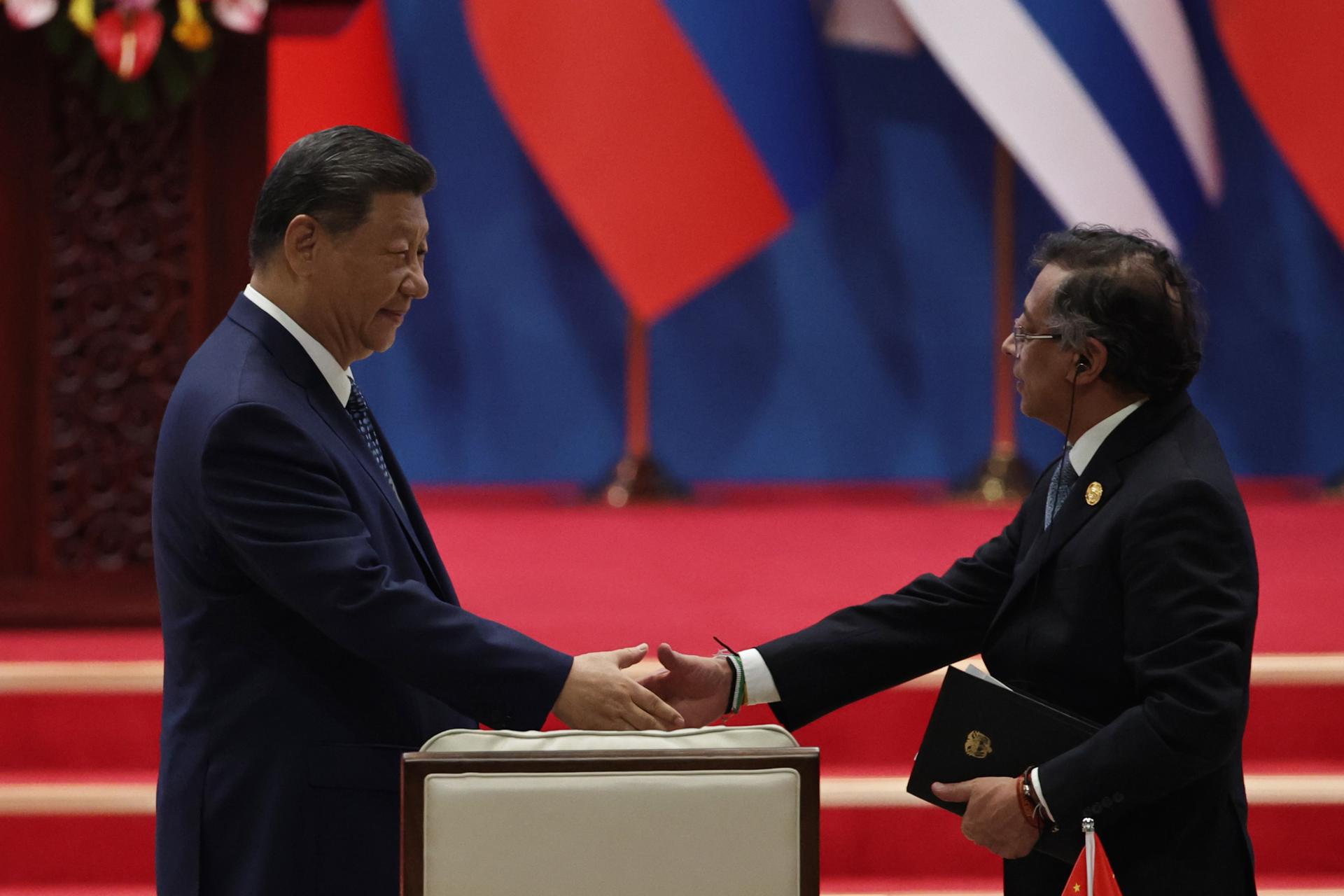 El presidente chino, Xi Jinping (I), saluda a su homólogo colombiano, Gustavo Petro (D), durante la ceremonia de apertura de la Cuarta reunión ministerial del Foro de China y la Comunidad de Estados Latinoamericanos y Caribeños (CELAC), en Pekín. EFE/EPA/ANDRES MARTINEZ CASARES