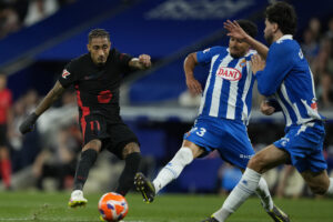 El delantero brasileño del FC Barcelona, Raphinha (i), disputa el balón ante el defensa marroquí del Espanyol, Omar El Hilali, durante el encuentro correspondiente a la jornada 36 de Laliga EA Sports que disputaron frente al RCD Espanyol en el RCDE Stadium, en Cornellá de Llobregat, Barcelona. EFE / Alejandro García.