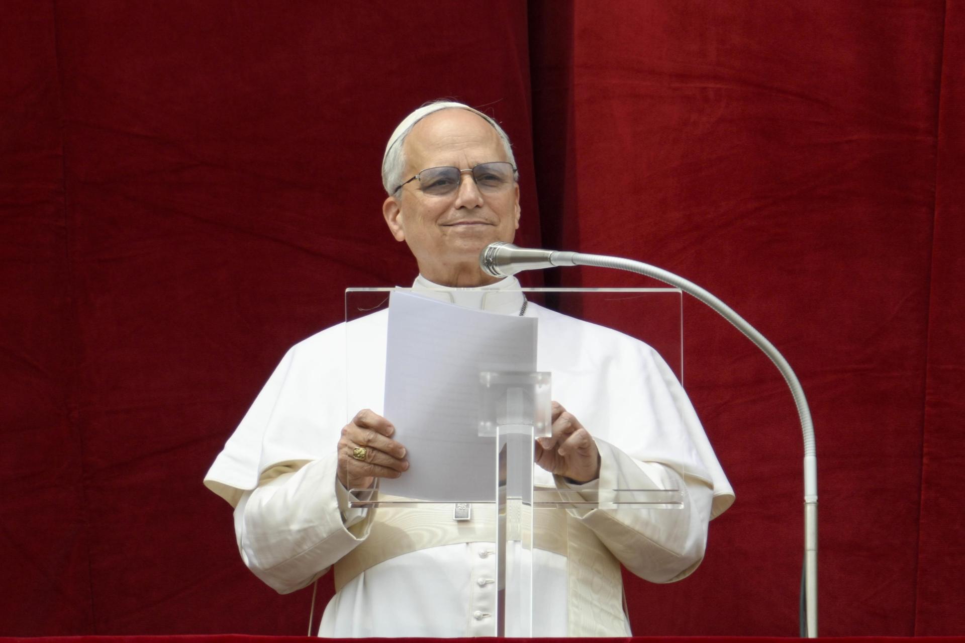 El papa León XIV dirigiendo la oración del Regina Caeli desde el balcón central de la Basílica de San Pedro en la Ciudad del Vaticano, el 11 de mayo de 2025. EFE/EPA/VATICAN MEDIA HANDOUT USO EDITORIAL SOLAMENTE/NO VENTAS