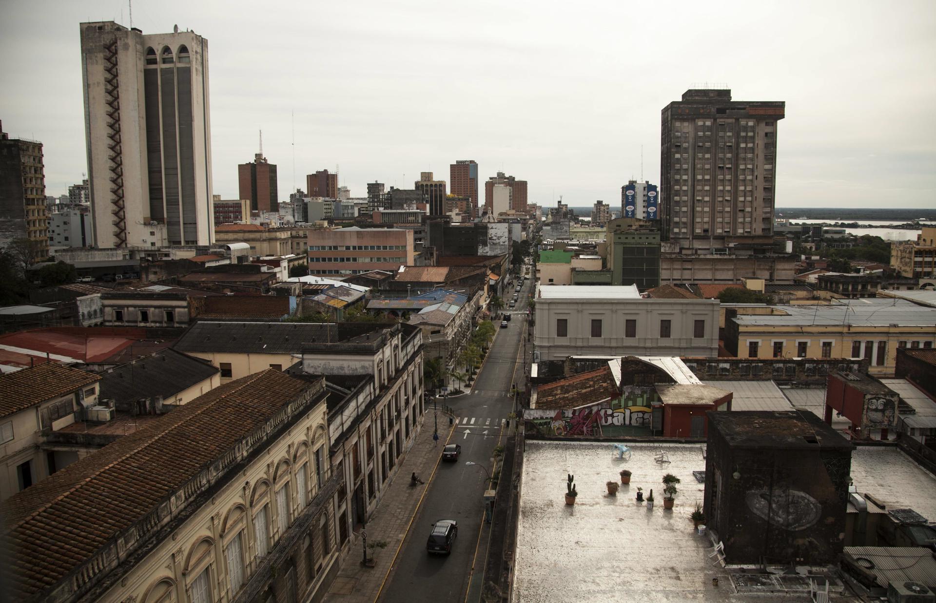 Fotografía de archivo panorámica desde una terraza de un edificio del centro de Asunción (Paraguay). EFE/Santi Carneri
