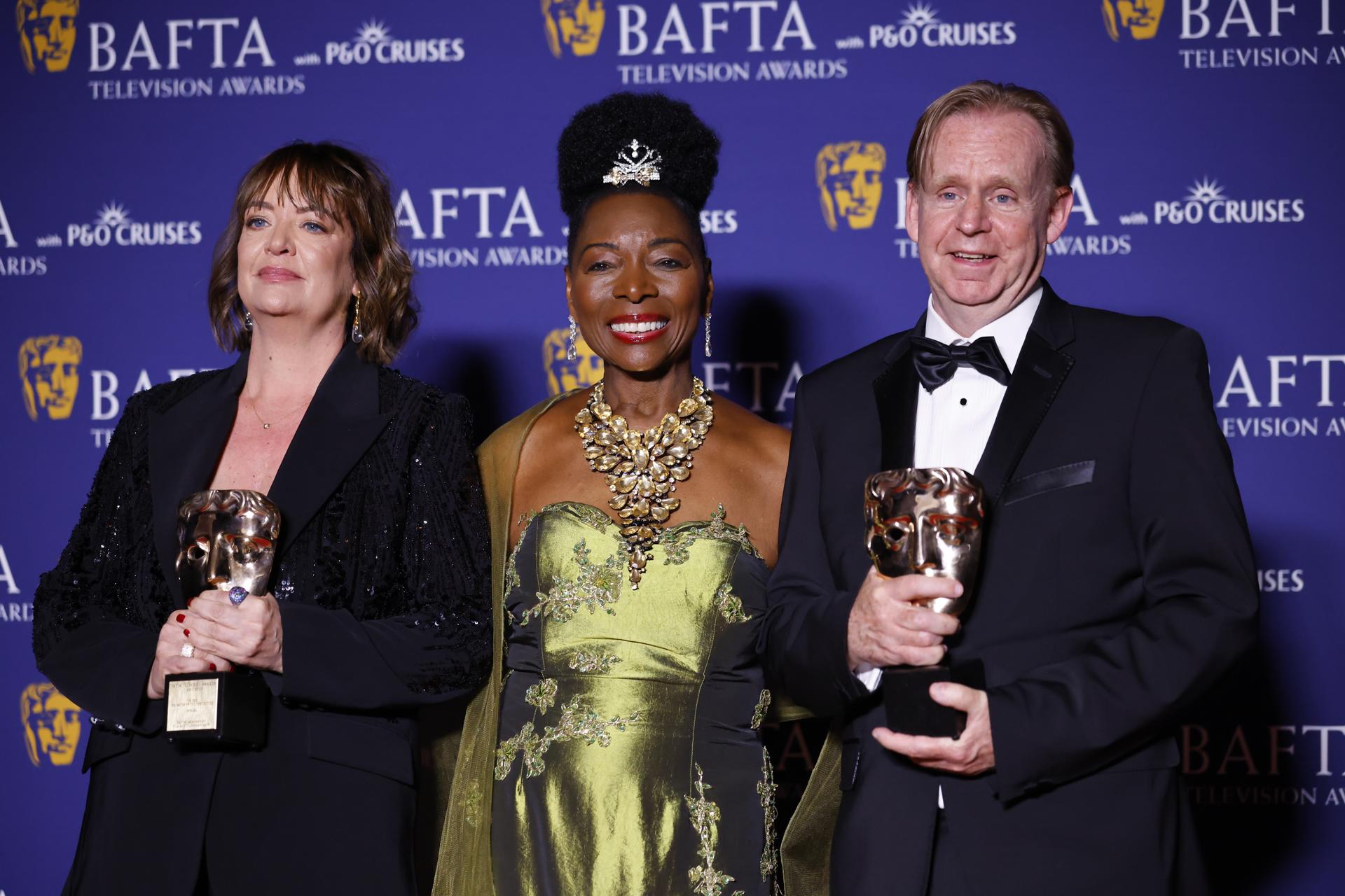 Polly Hill (izq.) y Kevin Lygo (der.) posan con Floella Benjamin (centro) después de recibir el premio especial, en nombre de ITV, por encargar 'Mr Bates Vs The Post Office' en los premios BAFTA TV Awards 2025 en el Royal Festival Hall en Londres, Gran Bretaña, el 11 de mayo de 2025. EFE/EPA/Tolga Akmen