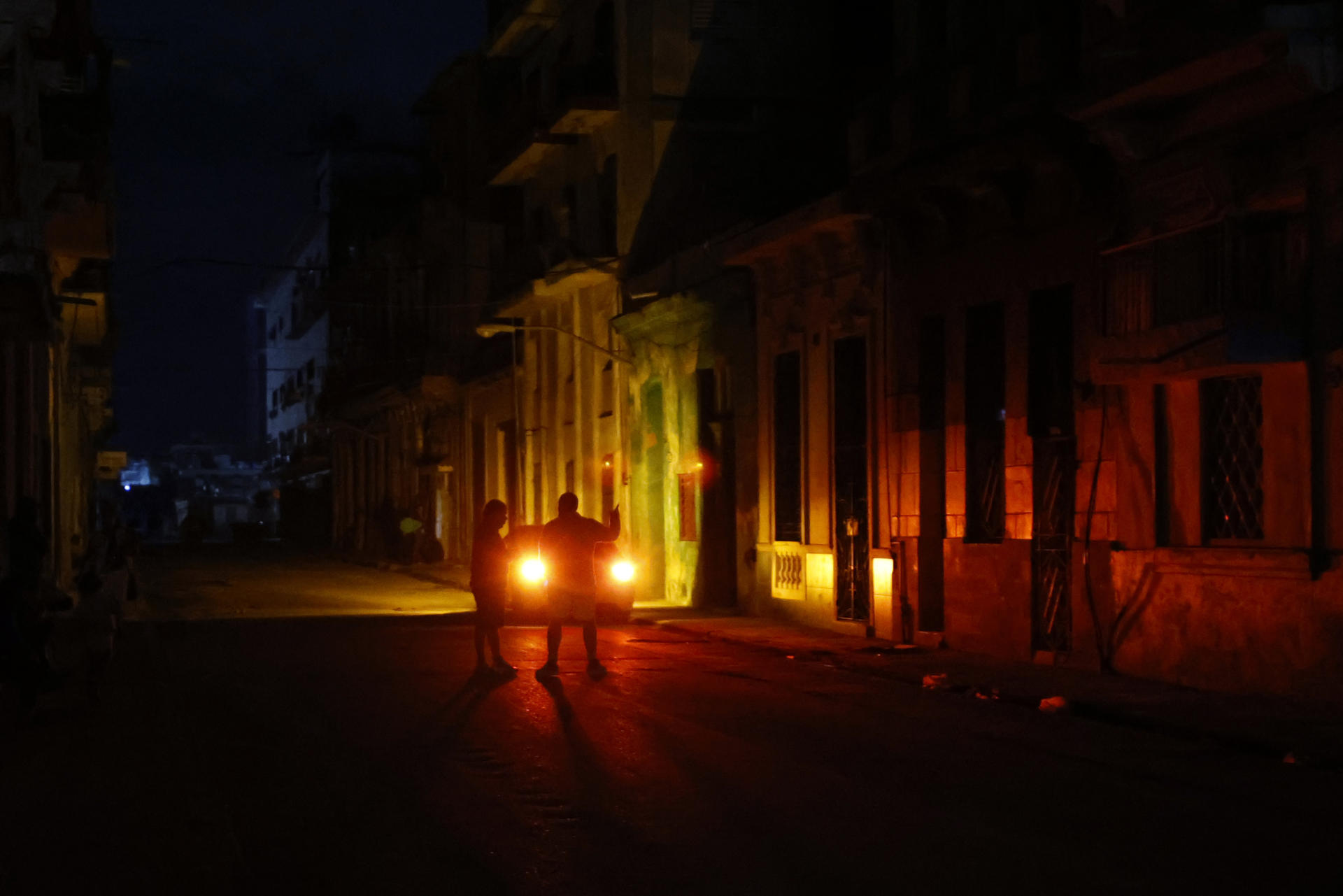 Personas caminan por un sector sin servicio eléctrico en La Habana (Cuba), en una fotografía de archivo. EFE/ Ernesto Mastrascusa
