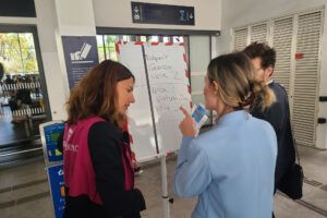 Un extenso corte de electricidad ha dejado sin luz a la zona oeste del departamento francés de Alpes Marítimos (sureste del país), incluida la localidad de Cannes, donde hoy tiene que celebrarse la clausura de su prestigioso festival de cine con la entrega de la Palma de Oro. En la imagen, personal de la estación de tren informa a los usuarios de los retrasos de los trenes en pizarras, donde los miembros de la compañía van actualizando la información disponible. EFE/Edgar Sapiña