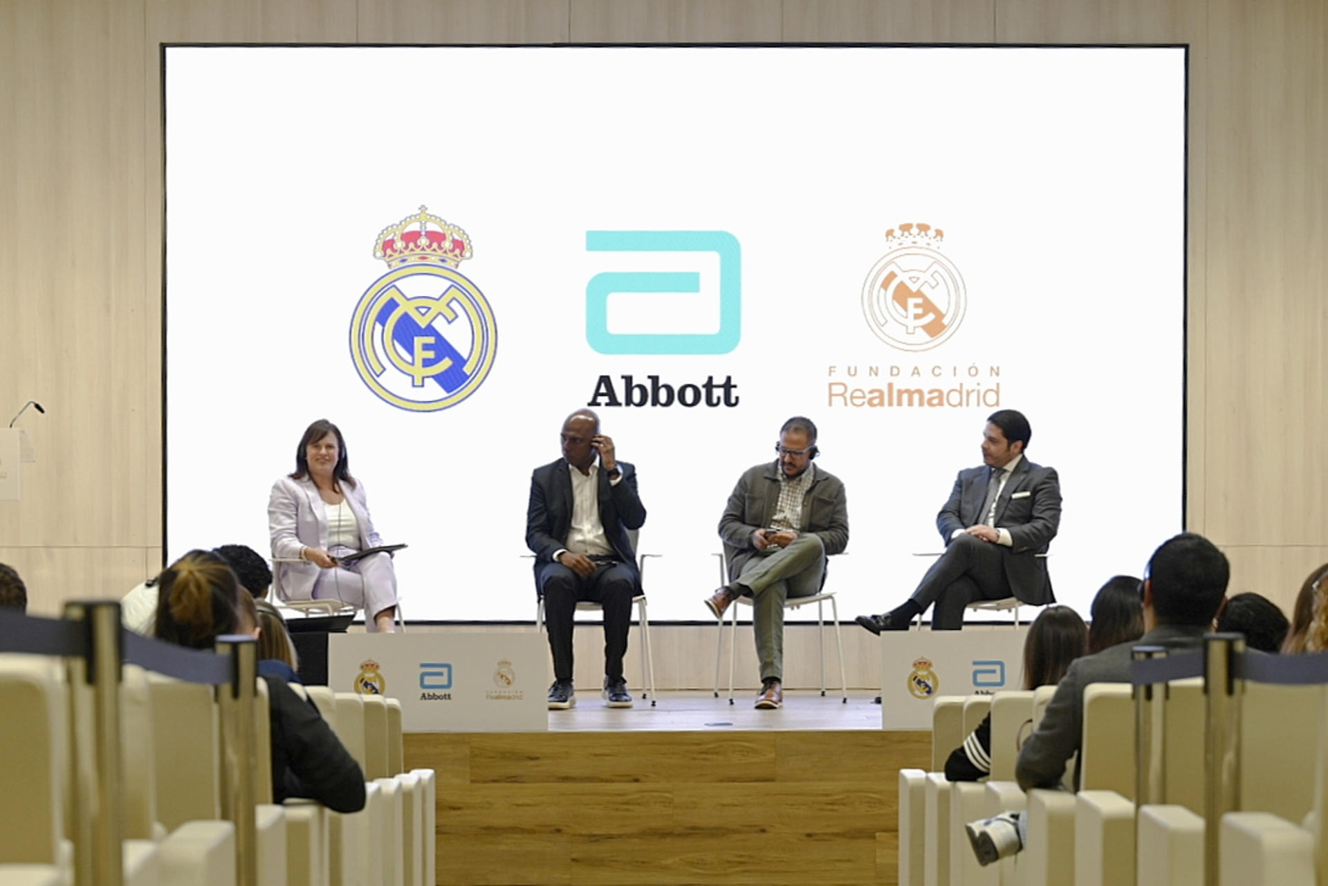 Fotografía del 13 de mayo de 2025 cedida por Abbott que muestra desde la izquierda a la codirectora del Abbott Center for Malnutrition Solutions, Ann Smith; representantes de Colombia y México de las escuelas sociodeportivas de la Fundación Real Madrid, John Fredy Hurtado Minota y José Manuel Loera del Río, y el responsable en América de la Fundación Real Madrid, Mateo Figueroa, hablando en una conferencia en Madrid (España). EFE/ Abbott /SOLO USO EDITORIAL/SOLO DISPONIBLE PARA ILUSTRAR LA NOTICIA QUE ACOMPAÑA (CRÉDITO OBLIGATORIO)