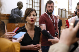 La ministra de Juventud e Infancia, Sira Rego realiza declaraciones a la prensa en los pasillos del Congreso donde este miércoles se celebra la sesión de control al Gobierno. EFE/ Mariscal