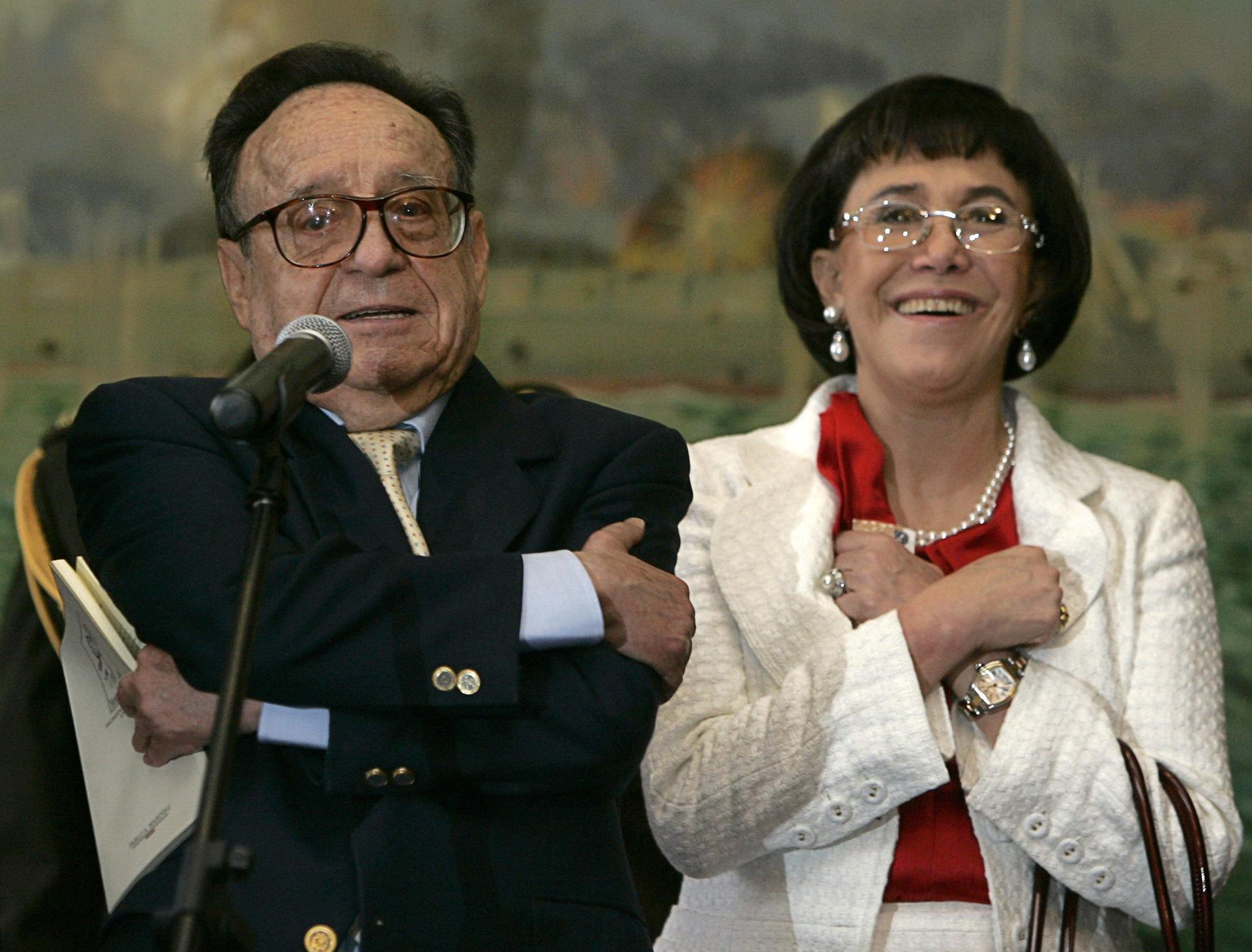 El célebre actor mexicano Roberto Gómez Bolaños, "Chespirito" (i), acompañado por su esposa, la también actriz Florinda Meza (d). Fotografía de archivo. EFE/Paolo Aguilar
