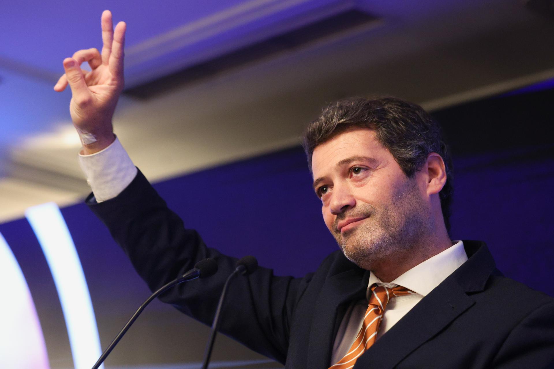 Lisbon (Portugal), 18/05/2025.- Leader of the right Party Chega (Enough) Andre Ventura speaks to supporters on the evening of legislative elections 2025 at Party's campaign headquarters in Lisbon, Portugal, 18 May 2025. More than Foto de archivo del presidente del partido de ultraderecha portugués Chega, André Ventura. EFE/TIAGO PETINGA