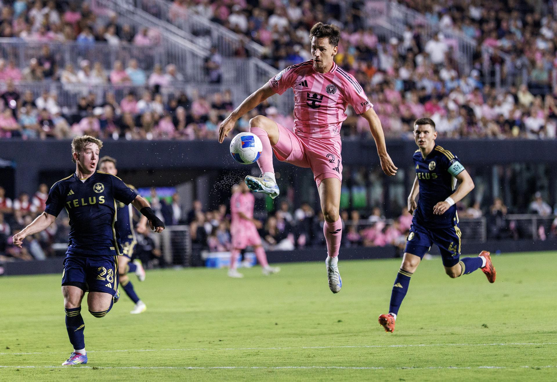 El delantero del Inter Miami Tadeo Allende (c) en una acción del juego ante Ranko Veselinovic (d) y Tate Johnson. EFE/EPA/CRISTOBAL HERRERA-ULASHKEVICH