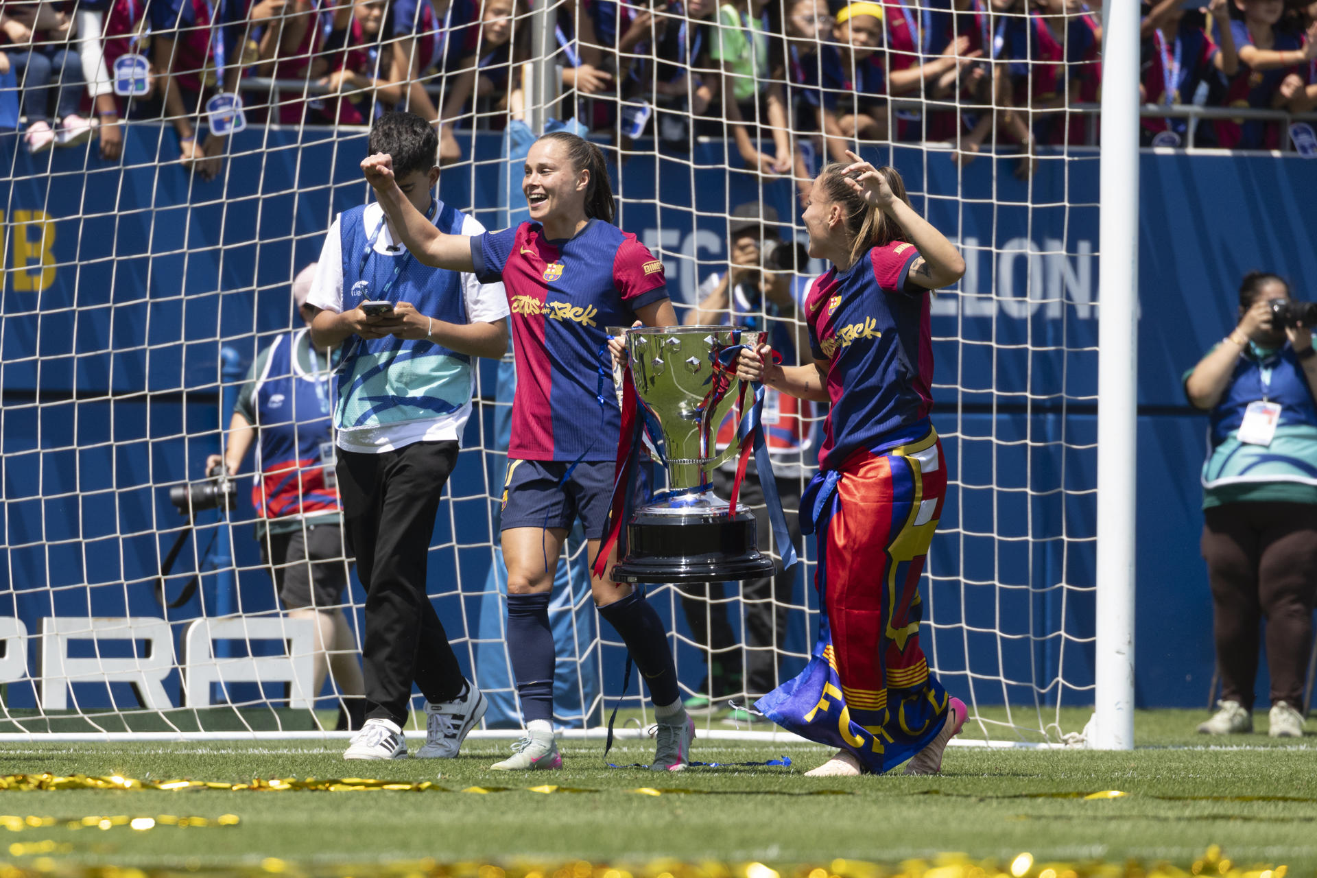 Las jugadoras del FC Barcelona celebran su título de Liga después de su partido de la Primera División femenina contra el Athelic Club de Bilbao disputado este domingo en Barcelona. EFE/Marta Pérez